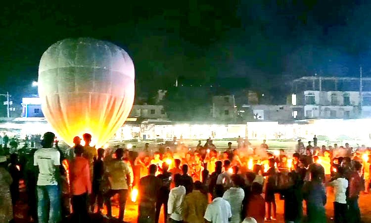 কুয়াকাটায় নাচে গানে ফানুস উড়িয়ে ‘প্রবারণা পূর্ণিমা’ উদযাপন