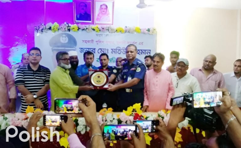 মুলাদীতে পুলিশ কর্মকর্তাকে নাগরিক সংবর্ধণা