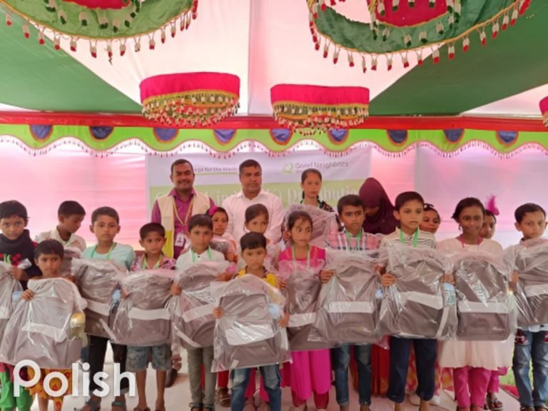 তালতলীতে শিক্ষার্থীদের স্কুল ব্যাগসহ শিক্ষা উপকরণ বিতরণ