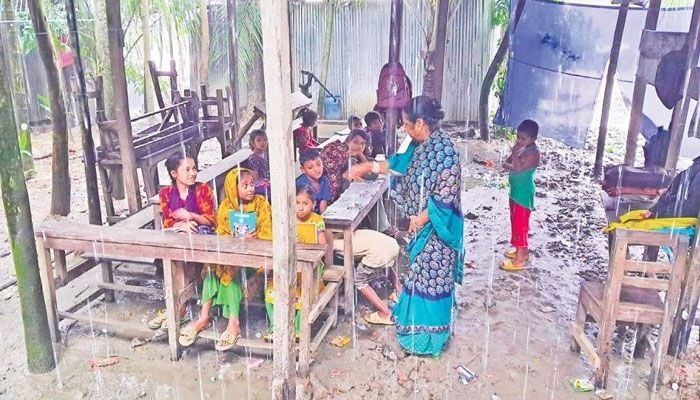 সরকারি প্রাথমিক বিদ্যালয়ে টিনের ছাউনির নিচে চলছে শিক্ষার্থীদের পাঠদান