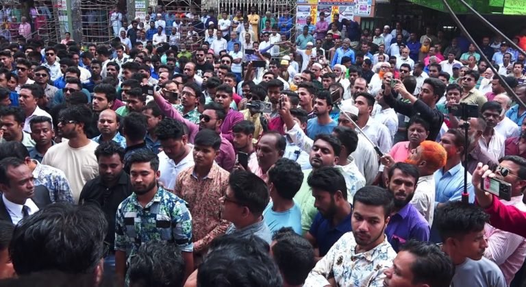 বরিশালে দুই প্লাটুন বিজিবি সদস্য মোতায়েন, অবরোধের সমর্থনে সড়কে অগ্নি সংযোগ