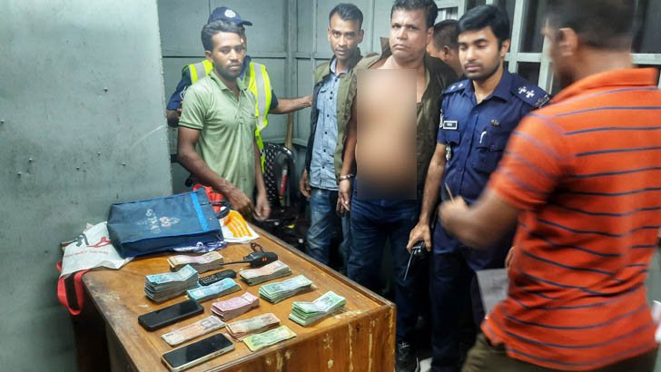 দুমকিতে ডাকাতি করে ফেরার পথে ৩ ভুয়া ডিবি আটক