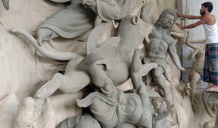 পটুয়াখালীতে দুর্গাপূজার আমেজ শুরু, ব্যস্ত প্রতিমা কারিগররা