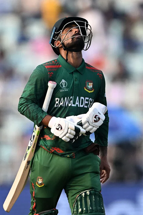 পাকিস্তান পেসারদের তোপে ২০৪ রানেই শেষ বাংলাদেশ