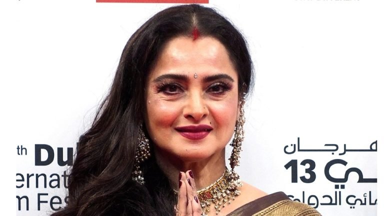 ১৫ বছর বয়সে রেখাকে জোর করে ‘চুমু’ খান অভিনেতা