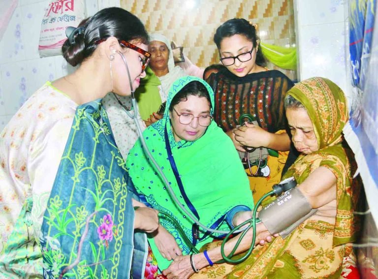 কাউনিয়ায় বৃদ্ধাশ্রম পরিদর্শন করলেন নগর সেবিকা লুনা আব্দুল্লাহ