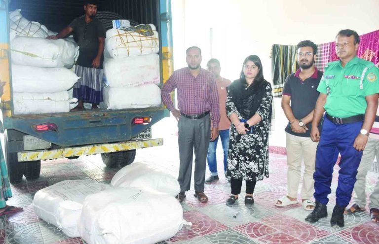 দুই কাভার্ড ভ্যান ভর্তি পলিথিন উদ্ধার, আটক ৩