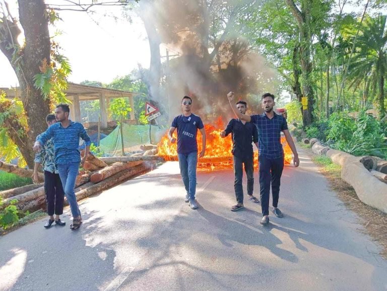 বাউফলে সড়ক অবরোধ ; আগুন জ্বেলে বিক্ষোভ