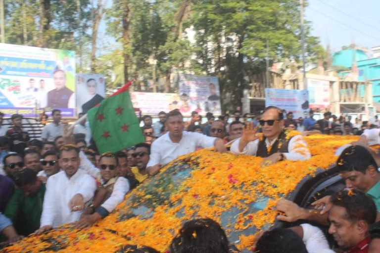 বরিশাল নগরবাসীর ভালবাসায় সিক্ত হলেন জাহিদ ফারুক