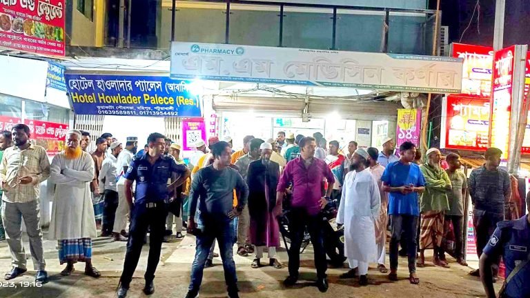 শান্তি সমাবেশে যোগ দেওয়াকে কেন্দ্র করে কুয়াকাটার পৌর মেয়রকে পিটিয়ে আহত
