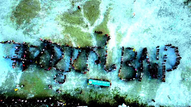 মানব অক্ষরে ‘বয়কট বিএনপি’ লিখে অভিনব প্রতিবাদ