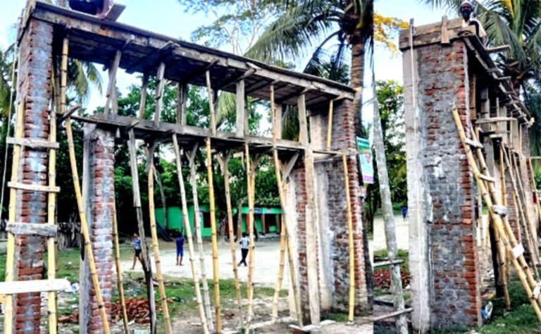 বাউফলে বিদ্যালয়ের গেইট নির্মাণে অনিয়মের অভিযোগ