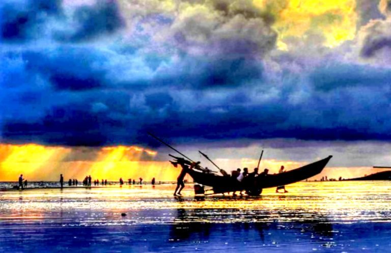 ধেয়ে আসছে ঘূর্ণিঝড়! পায়রা বন্দরে ৪ নম্বর সংকেত