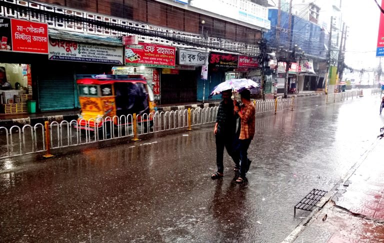 ঘূর্ণিঝড় মিধিলি : বরিশালে ভারী বর্ষণ, অভ্যন্তরীণ লঞ্চ চলাচল বন্ধ