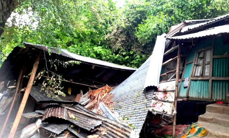 বরিশালে মিধিলির তান্ডবে ৩ শতাধিক ঘরবাড়ি বিধ্বস্ত, বিদ্যুৎ-ইন্টারনেট বিছিন্ন