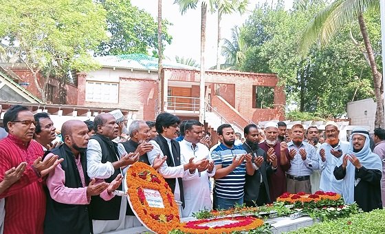 বঙ্গবন্ধুর সমাধিতে বাবুগঞ্জ উপজেলা কৃষক লীগের নেতৃবৃন্দের শ্রদ্ধা নিবেদন