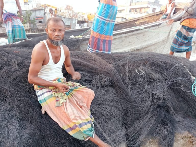 ইলিশ মাছ ধরার নিষেধাজ্ঞা  শেষ আজ,  দক্ষিণাঞ্চলের জেলে পল্লীগুলোতে উৎসবের আমেজ