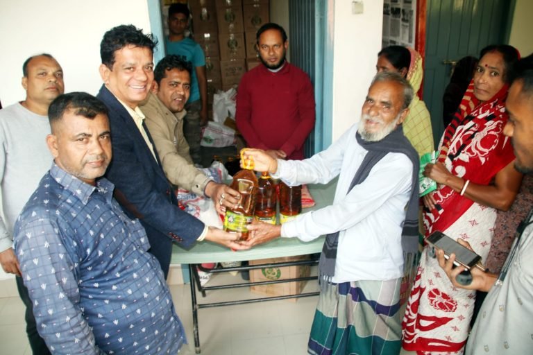 বরিশালে টিসিবির পণ্য বিতরণ