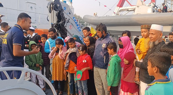 বরিশালে বিজয় দিবসে নৌ-বাহিনীর যুদ্ধ জাহাজ দেখল নতুন প্রজন্ম