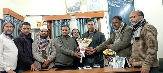নাজিরপুরে নবাগত অফিসার ইনচার্জকে ফুলেল শুভেচ্ছা