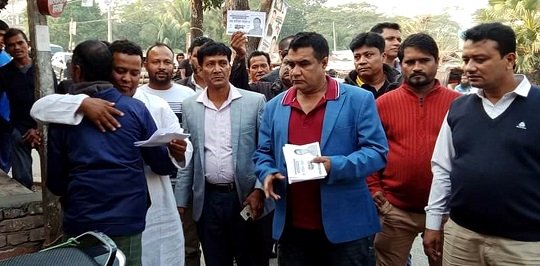 বরিশালে দ্রুতগতিতে এগিয়ে যাচ্ছে ট্রাক, পিছু পরে রয়েছে লাঙ্গল