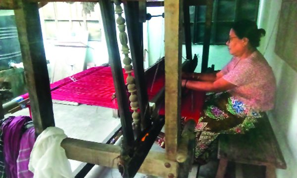 কুয়াকাটায় তাঁতের ছোঁয়ায় বদলে যাচ্ছে রাখাইন নারীদের ভাগ্য