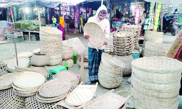 অস্তিত্ব সঙ্কটে কুয়াকাটার বেত ও বাঁশশিল্প কারিগররা