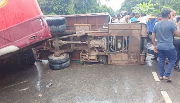 বরিশালে সড়ক দূর্ঘটনায় নিহত ৩