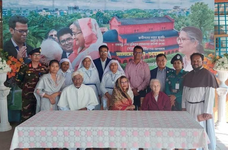 বঙ্গবন্ধু কন্যা শেখ রেহানাকে গান শোনালেন বৃটিশ নাগরিক লুসি হল্ট