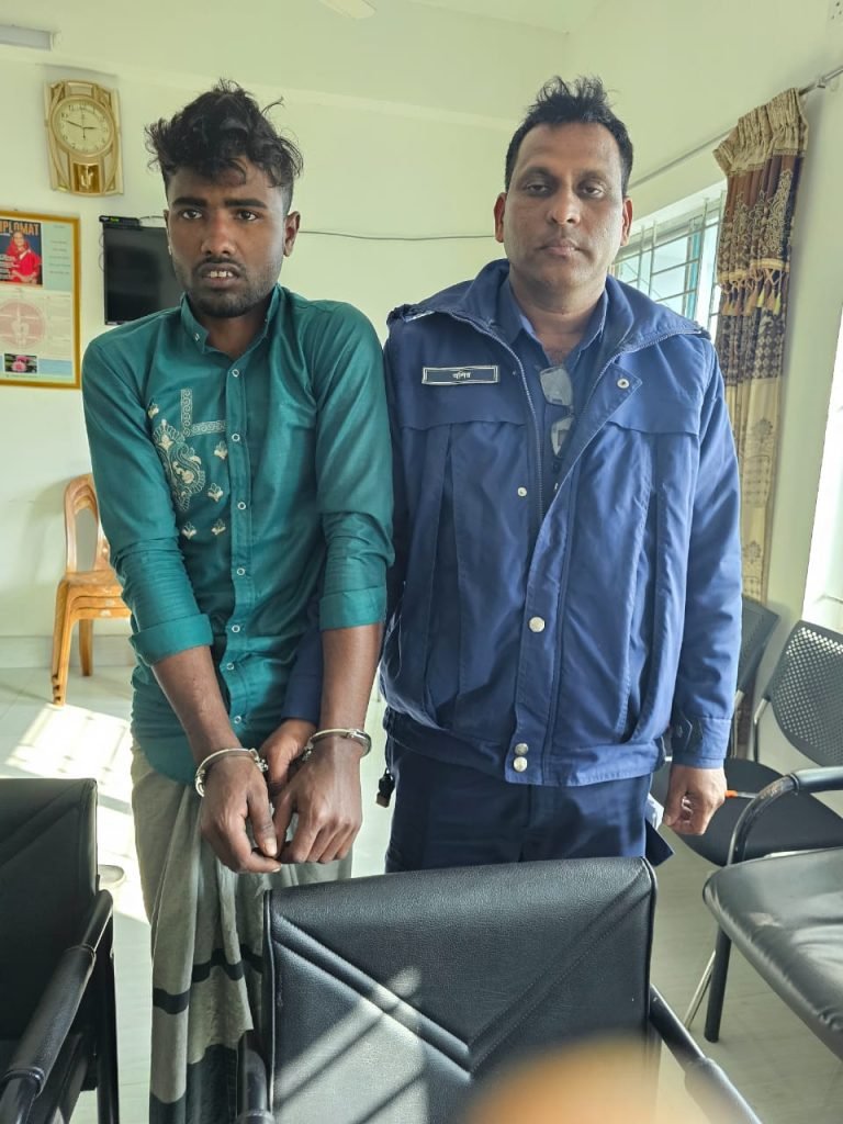বরিশালে অস্ত্র তৈরির সময় যুবক আটক