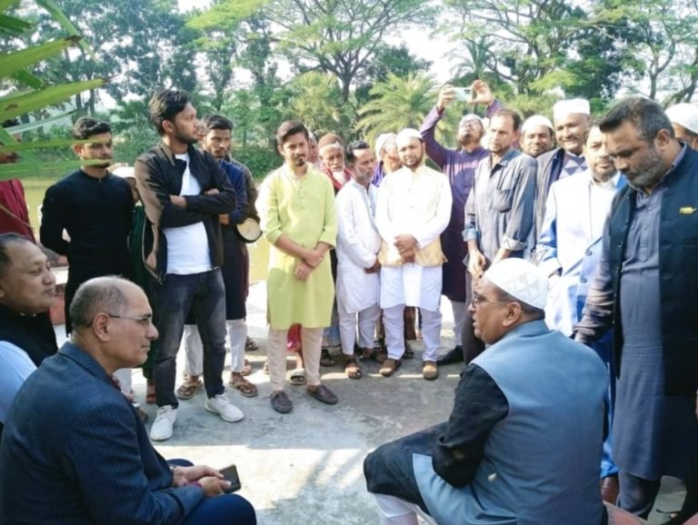 ভোটারদের মন জয় করতে ব্যস্ত সময় পার করছেন আলী আজম মুকুল