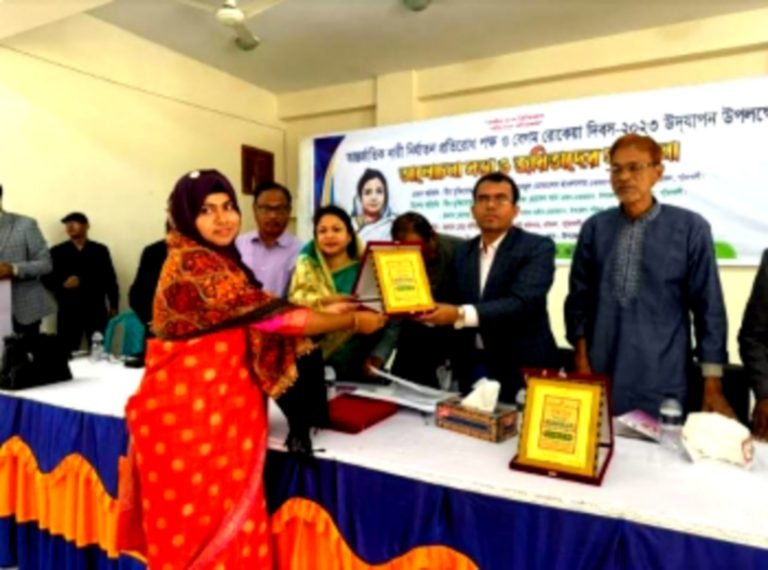 বাউফলে পাঁচ জয়িতাকে সম্মাননা প্রদান