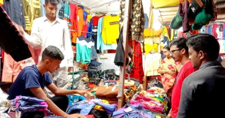 পটুয়াখালীতে শীতের কাপড় কেনায় ব্যস্ত মানুষ