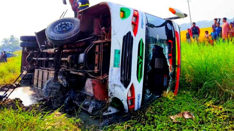 পটুয়াখালী-আমতলী সড়কে বাস ও ট্রাক মুখোমুখি সংঘর্ষে নিহত ১