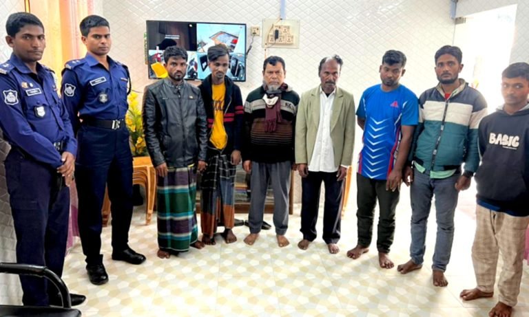 পটুয়াখালীতে অটোরিকশার মালামালসহ চোর চক্রের ৭ সদস্য আটক