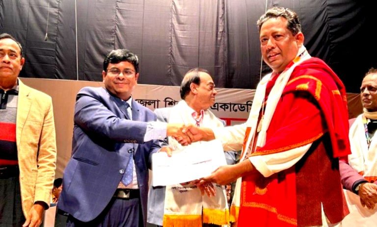 জেলা শিল্পকলা একাডেমির সম্মাননা পেলেন মুজাহিদ প্রিন্স