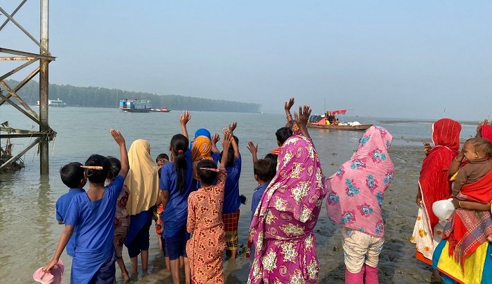 চোখের জলে স্কুলকে বিদায় দিলো মান্তা শিশুরা