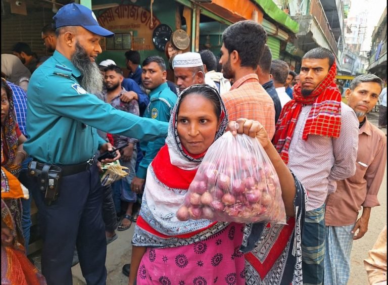 বরিশালে ১০৫ টাকা দরে পেঁয়াজ বিক্রি করতে বাধ্য করলেন ভ্রাম্যমাণ আদালত
