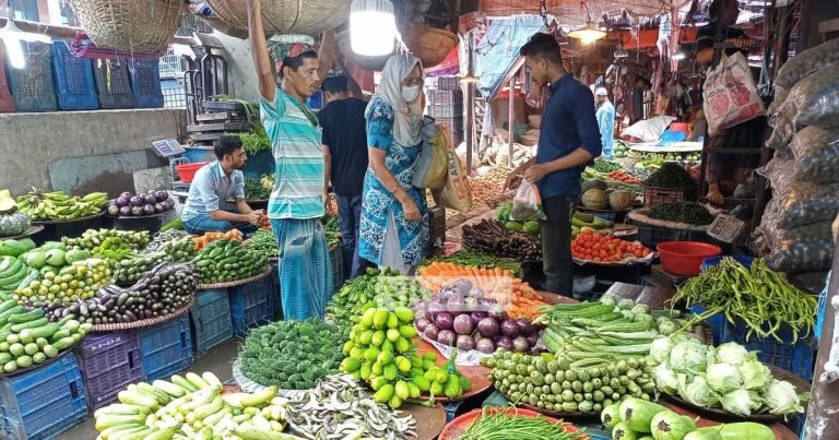 ভোলায় নিয়ন্ত্রণহীন পেঁয়াজ আলু ও সবজির বাজার