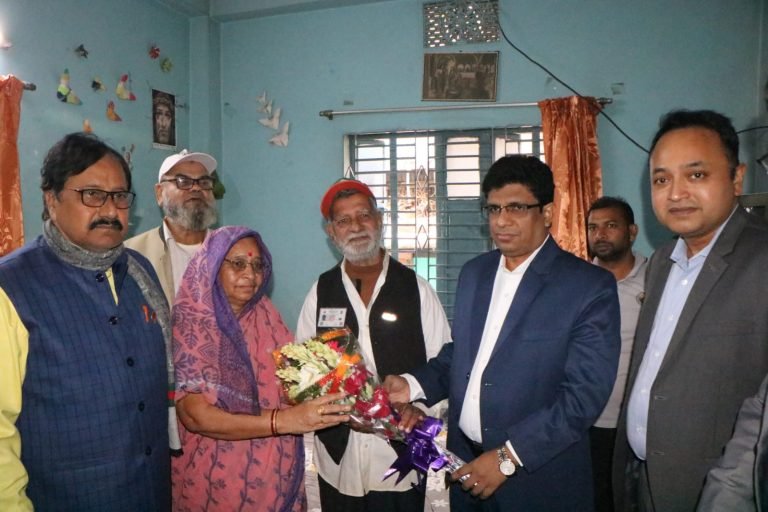 বরিশালের মুক্তিযোদ্ধাদের বাড়িতে উপহার নিয়ে জেলা প্রশাসক শহিদুল ইসলাম
