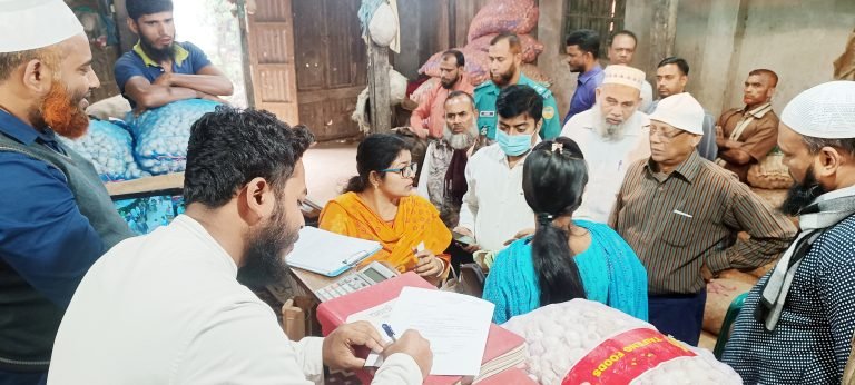বরিশালে বেশি দামে পেঁয়াজ বিক্রি, ৪ আড়তকে জরিমানা