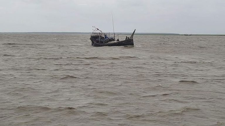 বরিশালে সন্ধ্যায় ট্রলারডুবি: নিখোঁজ ২ জেলে