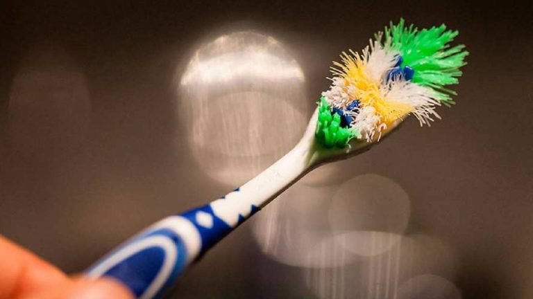 পুরোনো ব্রাশ ফেলে না দিয়ে যেসব কাজে লাগাতে পারেন