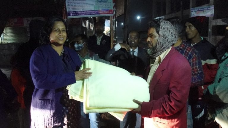 রাতের আধাঁরে শীতার্তদের গায়ে কম্বল জড়িয়ে দিলেন ডিসি