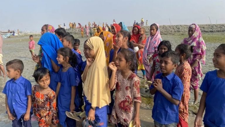 চোখের জলে বিদায় নিল মান্তা শিশুদের ভাসমান স্কুল!