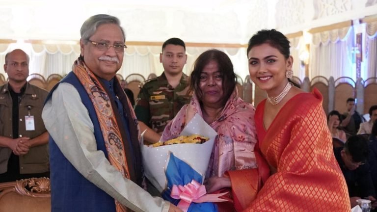 রাষ্ট্রপতি ও তার স্ত্রীর ভালোবাসায় মুগ্ধ শাকিবের নায়িকা