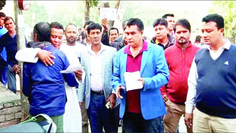 বরিশাল-৩ আসন ট্রাকের পেছনে ছুটছে লাঙ্গল