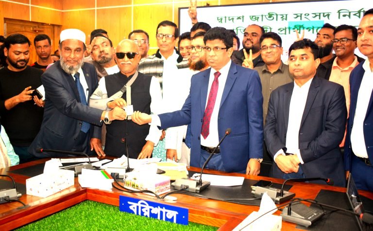 বরিশালে আসন্ন জাতীয় সংসদ নির্বাচনে বিভিন্ন দলের প্রার্থীদের মাঝে প্রতীক বরাদ্ধ