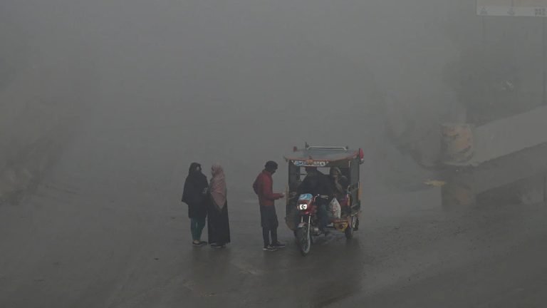 পাকিস্তানে ঝরানো হলো কৃত্রিম বৃষ্টি