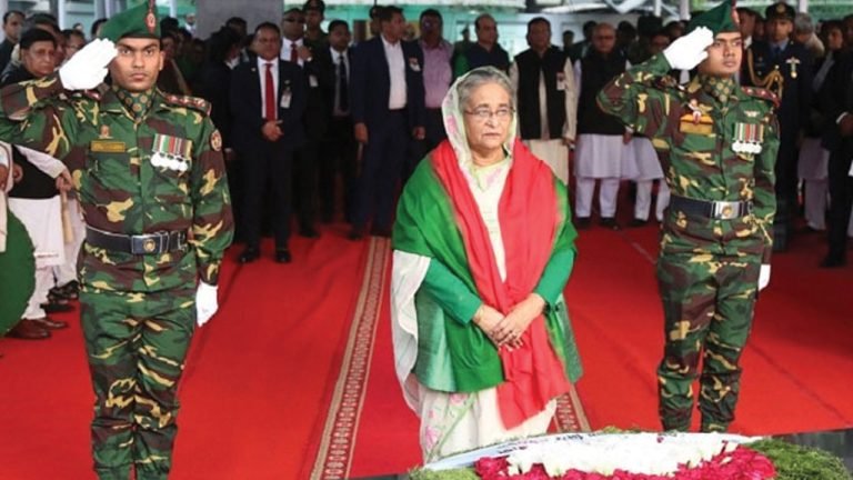 মহান বিজয় দিবসে বঙ্গবন্ধুর প্রতিকৃতিতে প্রধানমন্ত্রীর শ্রদ্ধা